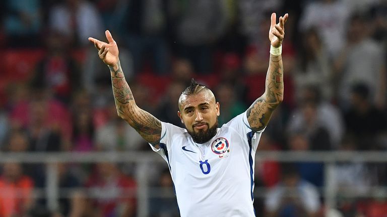 Arturo Vidal trifft für Chile zum 1:0 gegen Kamerun. 
