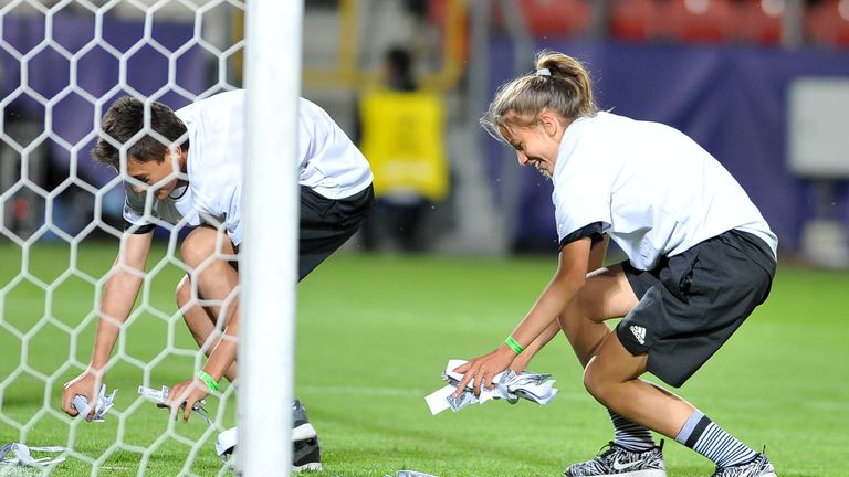 Helfer schaffen die Dollarscheine vom Platz. Zu ihrem Pech sind es keine echten.