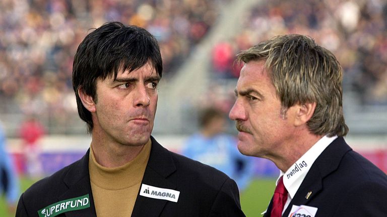 Löws letzte Station als Vereintrainer endet mit einer frühzeitigen Entlassung, obwohl Austria Wien zum Zeitpunkt seiner Freistellung Tabellenführer ist.