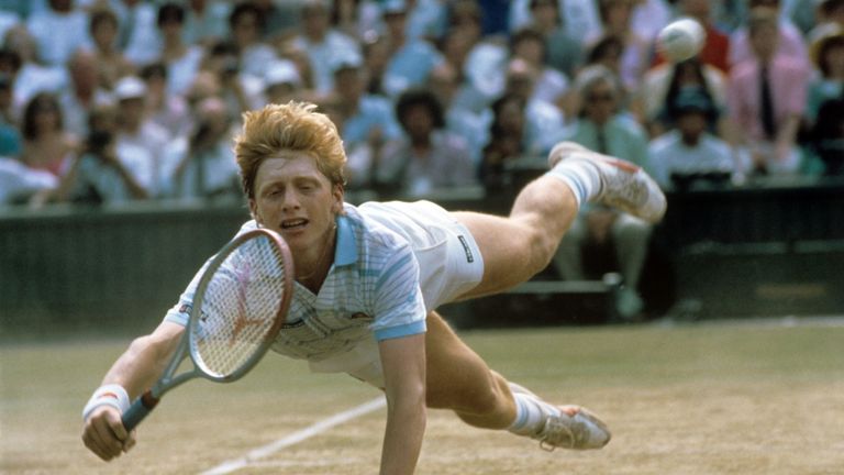Während zwei Turnierwochen 1985 spielt sich der junge Kerl mit den rotblonden Haaren mit seiner spektakulären Spielweise, seinen Hechtsprüngen, ...