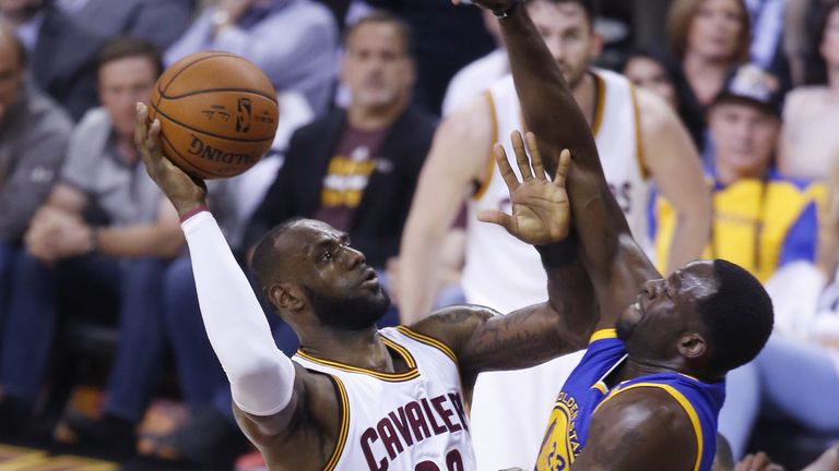 LeBron James spielt erneut ein Triple Double und stellt damit einen neuen Rekord auf.