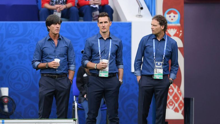 Miroslav Klose (M.) assistiert Bundestrainer Joachim Löw (l.) seit sieben Monaten.