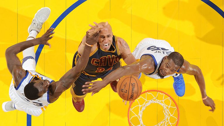 Die Golden State Warriors starten mit einem Sieg in die Finalserie.