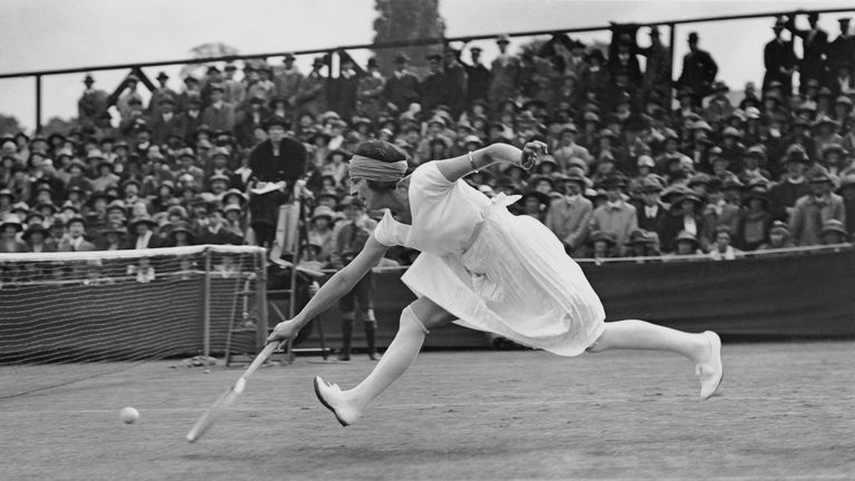 Ebenfalls sechs Titel in Wimbledon holte Suzanne Lenglen (1925, 1923, 1922, 1921, 1920, 1919). Der Französin war es 1920 als erster Spielerin gelungen, in Wimbledon in allen drei Konkurrenzen (Einzel, Doppel und Mixed) den Titel zu gewinnen.