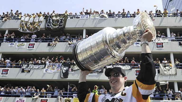 Sidney Crosby präsentiert den Penguins-Fans in Pittsburgh die Stanley-Cup-Trophäe.