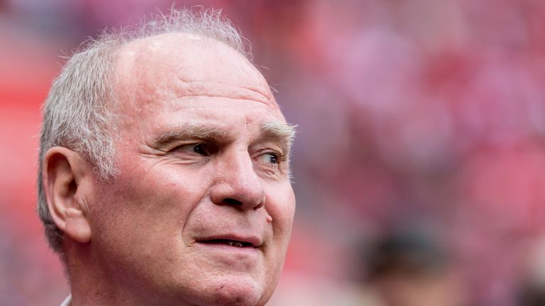 Uli Hoeneß kann die Kritik an der Transferpolitik des FC Bayern München nicht nachvollziehen. 