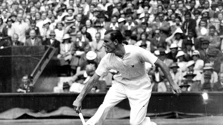 Fred Perry gewann drei Mal in Folge das Turnier in Wimbledon (1936, 1935, 1934). Der Brite war außerdem Modeschöpfer und talentierter Tischtennisspieler. Im Tischtennis holte er sogar einmal den Weltmeistertitel.