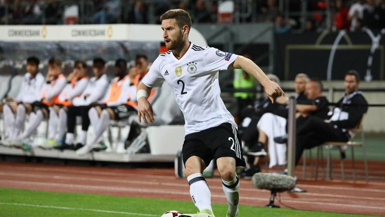Shkodran Mustafi (16 Länderspiele): Gewachsen durch seine internationale Erfahrung in Italien, Spanien und England ist Shkodran Mustafi. Der Innenverteidiger spielte beim  FC Arsenal eine überzeugende Saison. "Er tut dieser jungen und unerfahrenen Mannschaft gut. Er ist taktisch gut geschult und kann Führungsaufgaben übernehmen", so Löw über den Weltmeister.