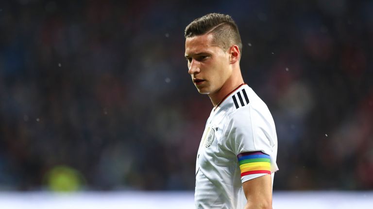 Julian Draxler trägt in Abwesenheit von Stammtorwart Manuel Neuer die Kapitänsbinde.