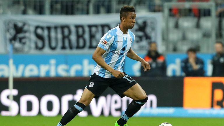 Der VfL Wolfsburg hat Ohis Felix Uduokhai vom Zweitliga-Absteiger 1860 München verpflichtet.