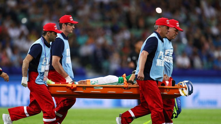 Eintrachts mexikanische Neuverpflichtung Carlos Salcedo muss verletzt vom Feld getragen werden.