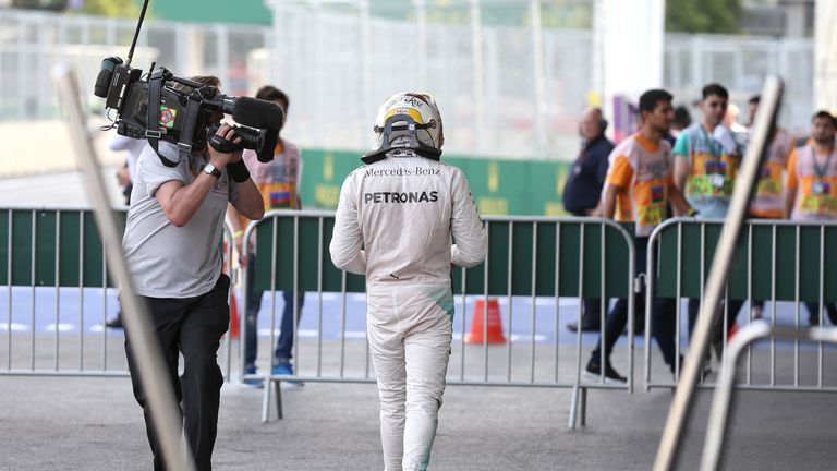 Das war nix. Lewis Hamilton setzt sein Auto 2016 beim Qualifying in die  Mauer und muss von Rang zehn starten.