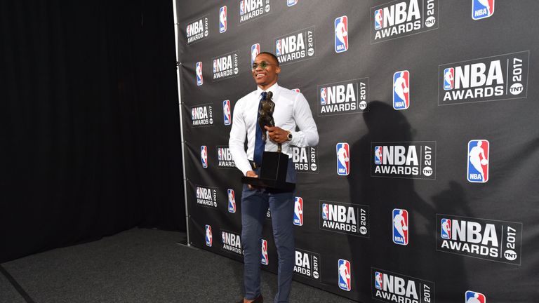 Russell Westbrook posiert stolz mit der Maurice Podoloff Trophy.