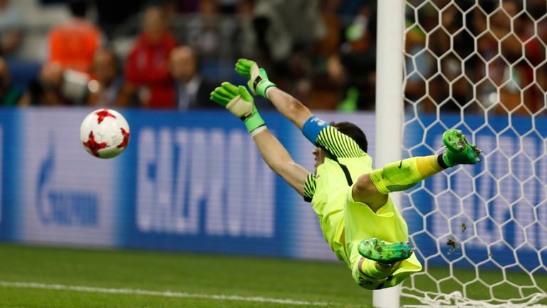Der Chilene hält gegen Portugal drei Elfmeter.