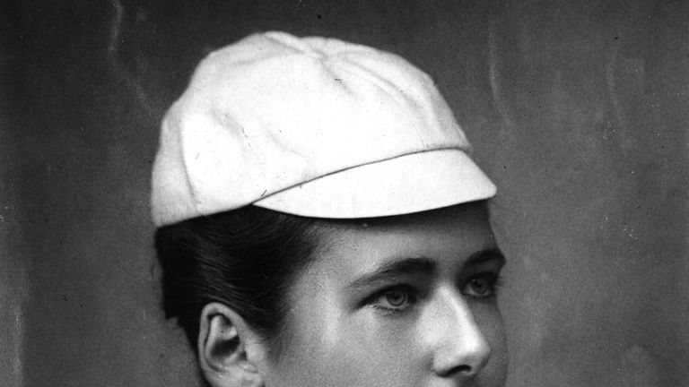 Lottie Dod brillierte nicht nur als Tennisspielerin und ist seit ihrem Sieg im Dameneinzel im Jahre 1887 (außerdem 1893, 1892, 1891, 1888) die bis jetzt jüngste Siegerin der Wimbledon Championships. Die Britin gewann auch die British Ladies Amateur Golf Championship, spielte im britischen Hockey-Nationalteam und gewann im Jahre 1908 bei den Olympische Sommerspiele 1908 eine Silbermedaille im Bogenschießen.