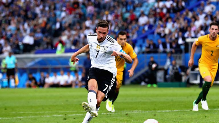 Julian Draxler trifft per Elfmeter für Deutschland gegen Australien.