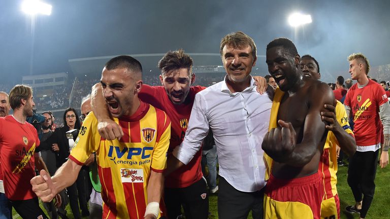 Die Spieler und Verantwortlichend des B-Ligisten feiern den Aufstieg.