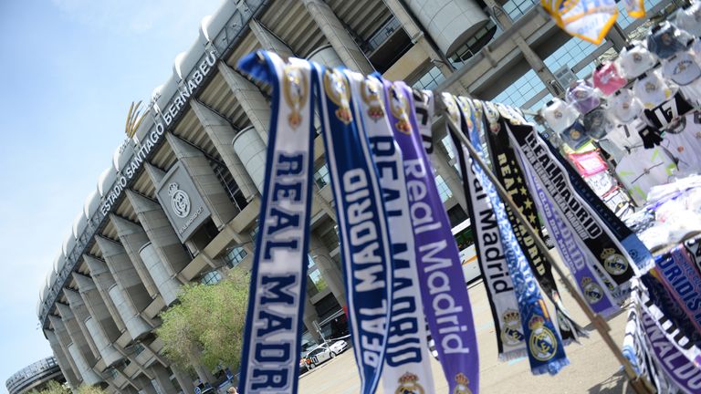 Die italienische Polizei konfiszierte vor dem Champions League Finale mehr als 250 000 gefälschte Fanartikel.