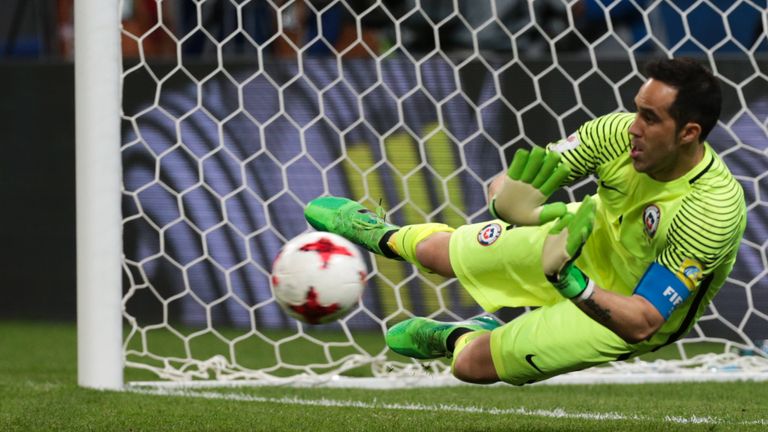 Claudio Bravo wird im Elfmeterschießen gegen Portugal zu Chiles Held. 