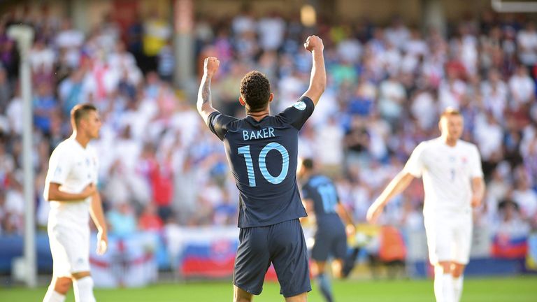 Mitfavorit England wahrt mit dem 2:1-Erfolg gegen die Slowakei die Halbfinal-Chancen.