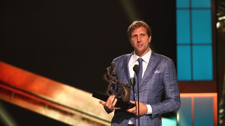 Dirk Nowitzki wird als erster Spieler überhaupt mit dem Award als bester Mitspieler ausgezeichnet.