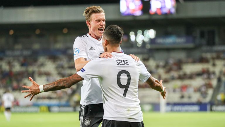 Yannick Gerhardt und Davie Selke bejubeln den Treffer zum 1:0.