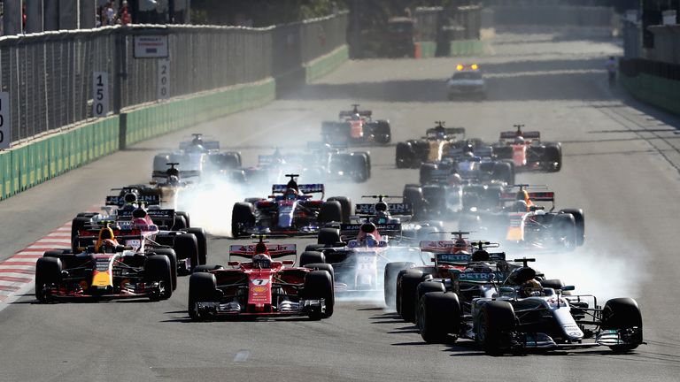 Für die internationale Presse hat das Rennen in Baku nur ein Thema: Das hitzige Duell zwischen Hamilton und Vettel.