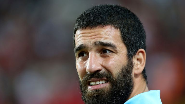 Nachdem Arda Turan gegen einen Reporter handgreiflich geworden war, wurde der türkische Nationalspieler suspendiert. Seine Reaktion: der Rücktritt aus der Nationalmannschaft.