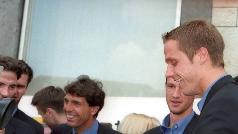 Die ersten Titel lassen nicht lange auf sich warten: 1997 gewinnt Löw den DFB-Pokal und bekommt anschließend eine neue Frisur verpasst.