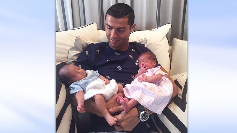 Glücklicher Papa: Ronaldo zeigt erstmals seine Zwillinge.