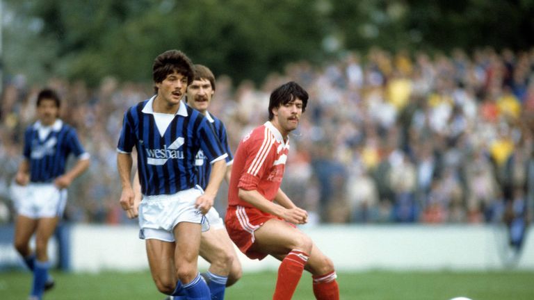 Bevor Joachim Löws  (r.) erfolgreiche Trainerkarriere startete, schnürte der heute 57-Jährige lange Jahre selbst die Fußballschuhe:
Über den TuS 1896 Schönau, FC Schönau wechselte Löw zu den Sportfreunden Eintracht Freiburg und anschließend zum Lokalrivalen SC, wo seine Profikarriere 1978 beginnt.