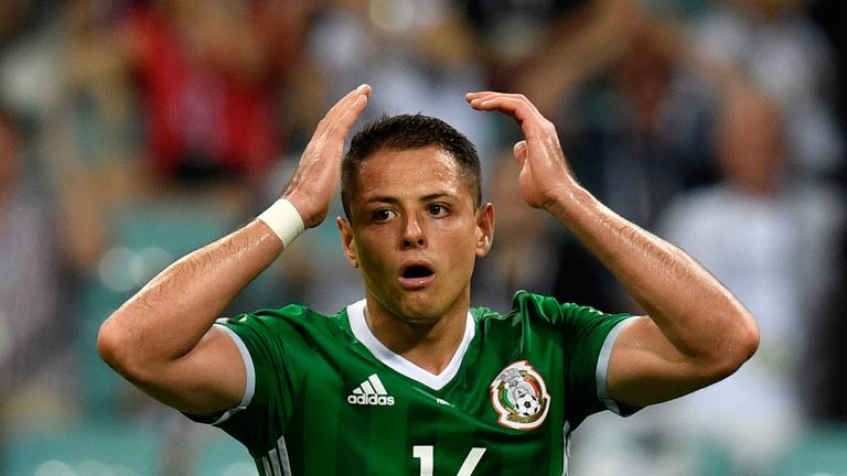 Kein Glück: Javier Hernandez alias Chicharito sorgt im deutschen Strafraum für Wirbel, geht aber leer aus.