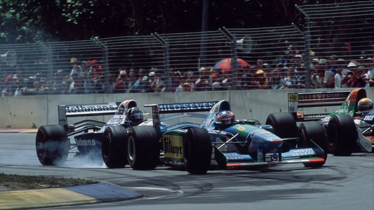 1994: Wegen Schummel-Vorwürfen gegen ihn wurde Schumacher im Laufe des Jahres zweimal disqualifiziert und für zwei Rennen gesperrt. Im letzten Rennen gewinnt Schumacher nach einer Kollision den WM-Kampf gegen Damon Hill mit einem Punkt Vorsprung.