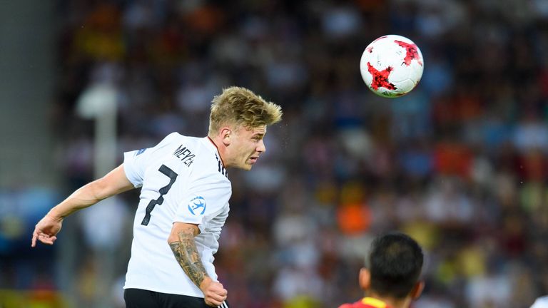 Max Meyer scheitert mit seinem Kopfball am Aluminium.