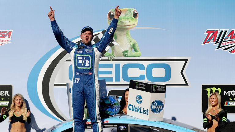 Ricky Stenhouse triumphiert auf dem Talladega Superspeedway.