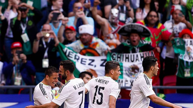 Der Leverkusener Profi Javier Hernandez (l.) trifft zum zwischenzeitlich 1:1 gegen Portugal.
