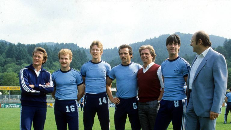 Mit 81 Toren ist Joachim Löw (2.v.r.) noch immer der Zweitliga-Rekordtorschütze des SC Freiburg.