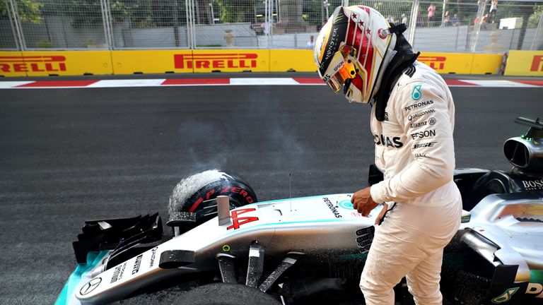 Lewis Hamilton muss seinen Boliden 2016 nach einem Besuch in der Mauer im Qualifying vorzeitig abstellen.