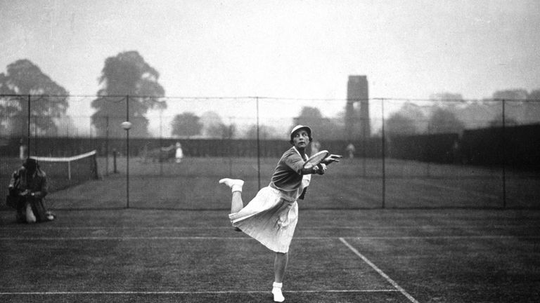 Noch einen Titel mehr holte Helen Wills Moody (1938, 1935, 1933, 1932, 1930, 1929, 1928, 1927). Die US-Amerikanerin gilt als einer der besten Tennisspielerinnen aller Zeiten. Mit 19 Triumphen in den Einzelkonkurrenzen wird sie bis zum heutigen Tage nur von Margaret Smith Court (24), Serena Williams (23) und Steffi Graf (22) übertroffen.