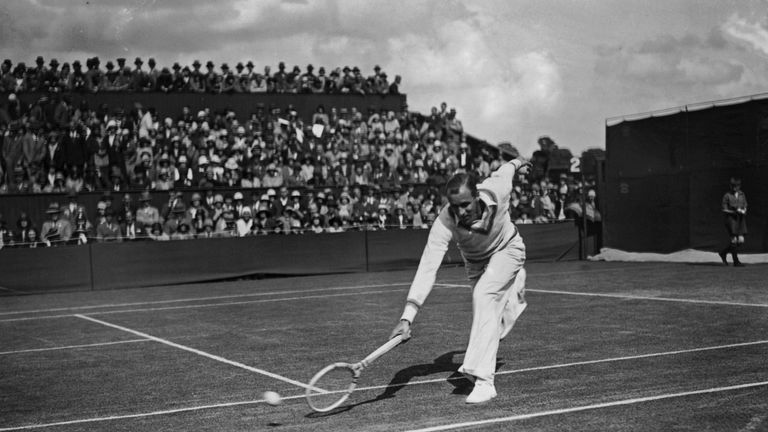 Bill Tilden triumphierte drei Mal im All England Club (1930, 1921, 1920). Der US-Amerikaner studierte außerdem leidenschaftlich Schlagtechnik, Drall und Schnitt und verfasste drei Bücher über Taktik und Technik beim Tennissport.