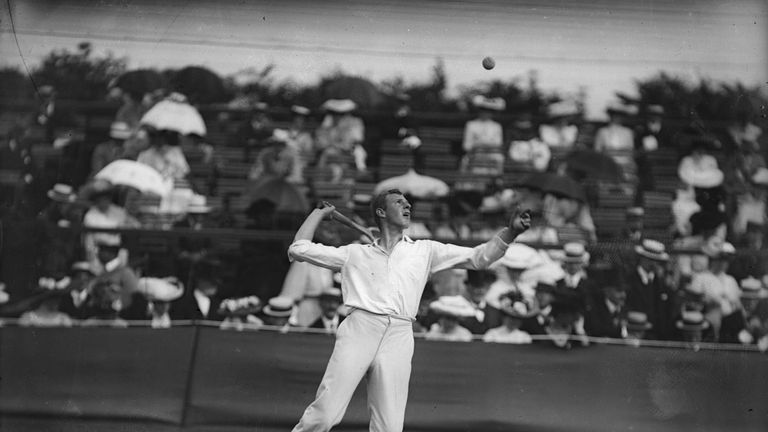 Anthony Wilding holte vier Wimbledon-Titel (1913, 1912, 1911, 1910). Der Neuseeländer war außerdem Geschäftsmann und leidenschaftlicher Motorradfahrer. Im Alter von 31 Jahren fiel er im ersten Weltkrieg.