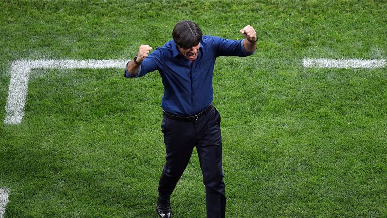 Bundestrainer Joachim Löw jubelt über den Auftaktsieg gegen Australien.