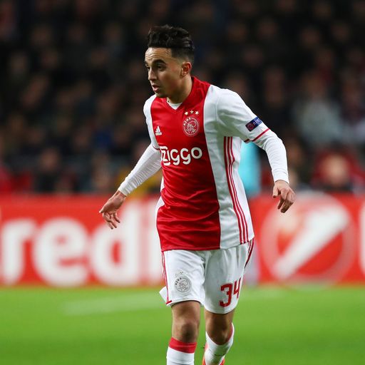 Schockmoment im Werder-Test: Ajax-Profi Abdelhak Nouri bricht zusammen.