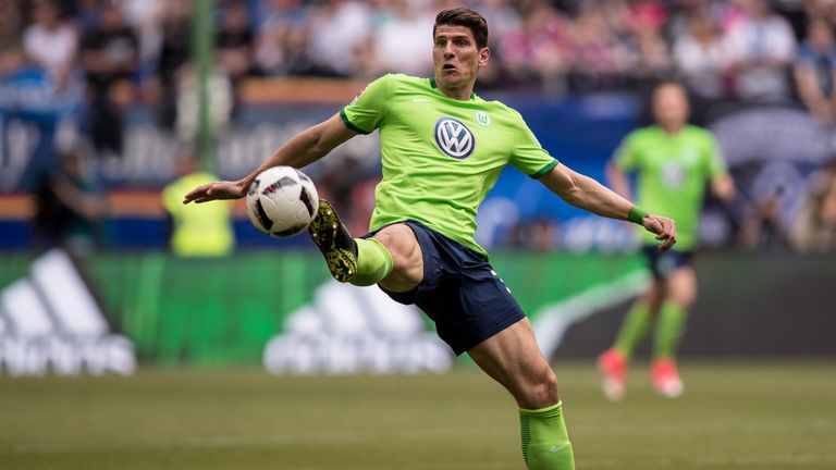 Heißester Anwärter auf die Binde ist Mario Gomez.