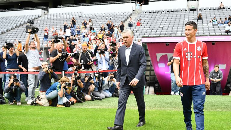 James Rodriguez betritt zum ersten Mal als Bayern-Spieler den Rasen der Allianz Arena. 