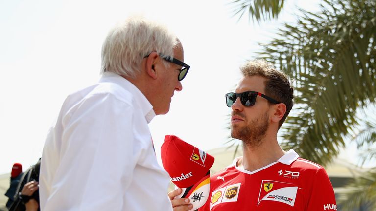 Sebastian Vettel und Renndirektor Charlie Whiting.