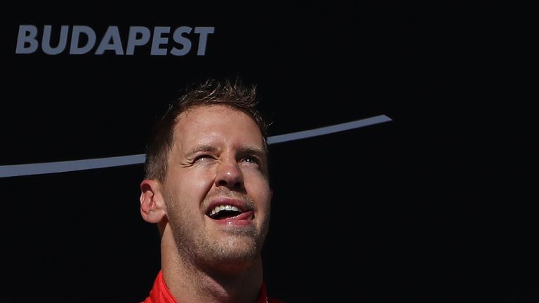 Sebastian Vettel feiert beim GP von Ungarn den ersten Platz. 