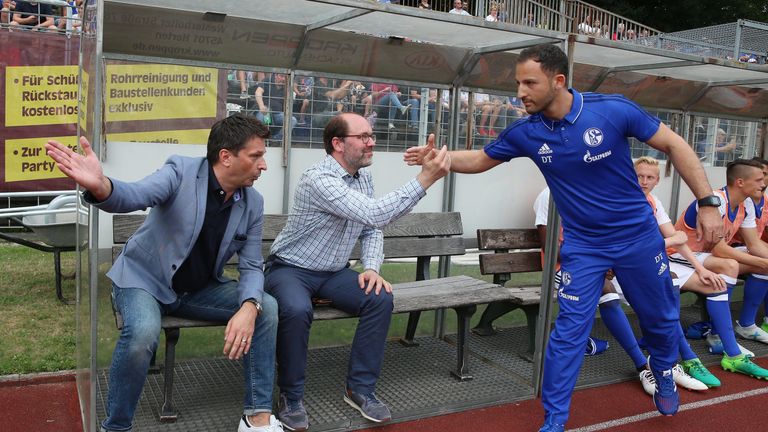 Schalke-Sportvorstand Christian Heidel lobt Domenico Tedesco in den höchsten Tönen.