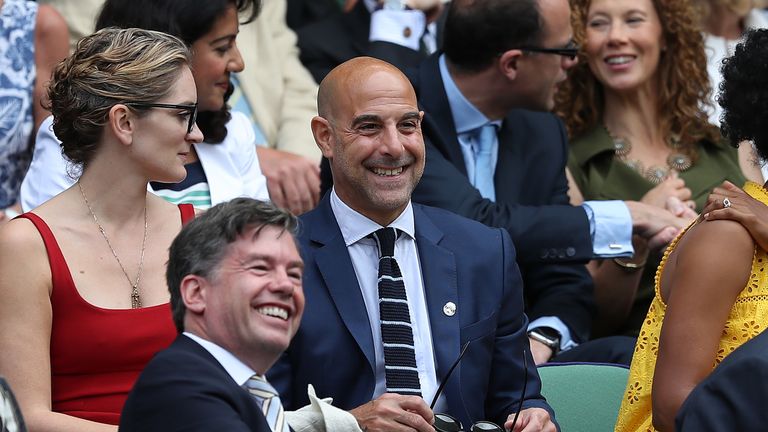 US-Schauspieler Stanley Tucci und Ehefrau Felicity Blunt schauen auf dem Centre Court zu.