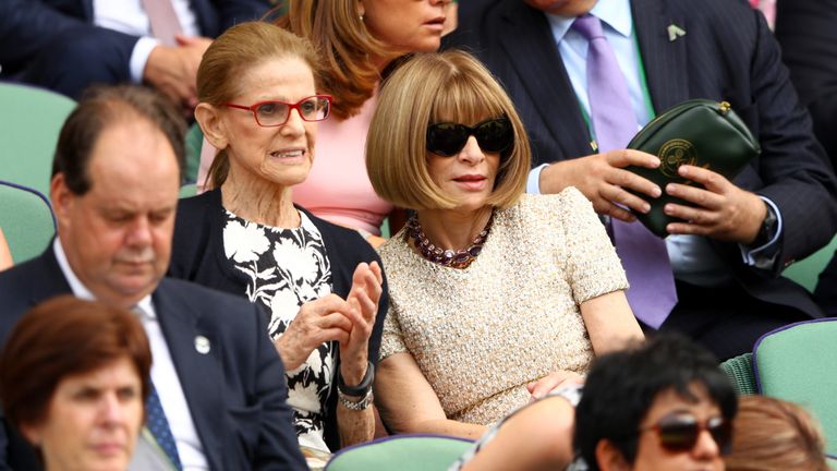 Vogue-Chefin Anna Wintour (r.) nimmt wie immer mit unverkennbarer Frisur in der Royal Box Platz.